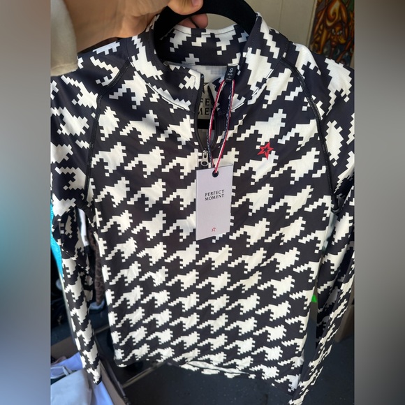 Perfect Moment Black and White Houndstooth Long Sleeve Top NWT Size Small. - Picture 7 of 7